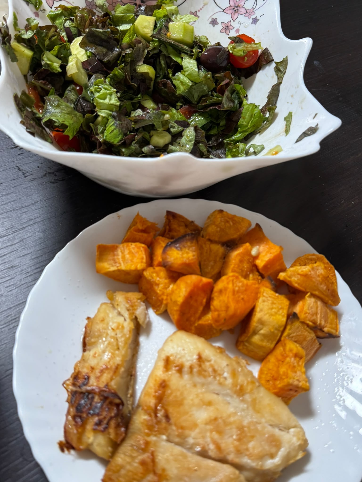 Pește cu cartof dulce și salată